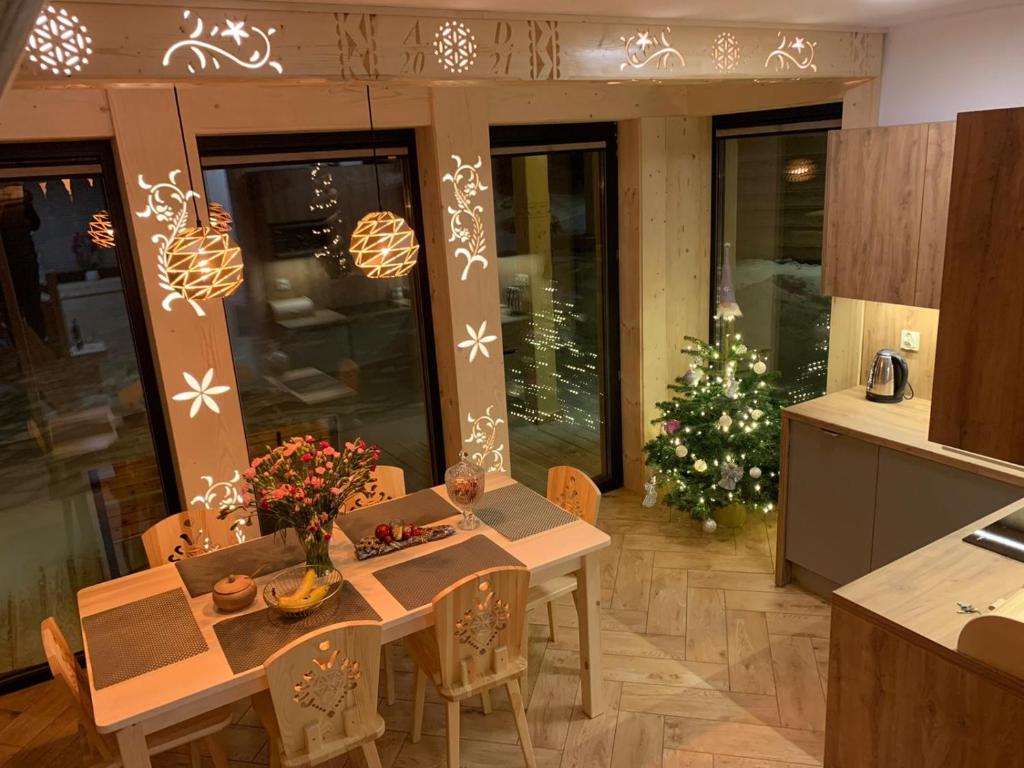 扎科帕内Domek Zakopiański Czar的厨房配有桌子和圣诞树