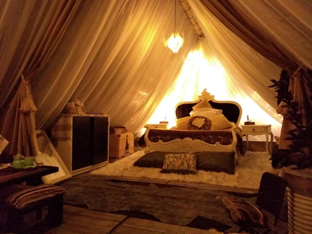 SupatáGlamping Tierra Dulce的帐篷内一间卧室,配有一张床