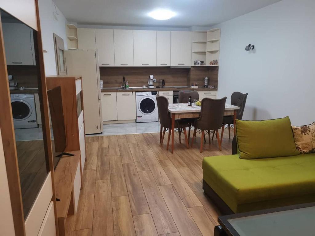 索非亚new apartment near city center with free parking的客厅以及带桌子和沙发的厨房。