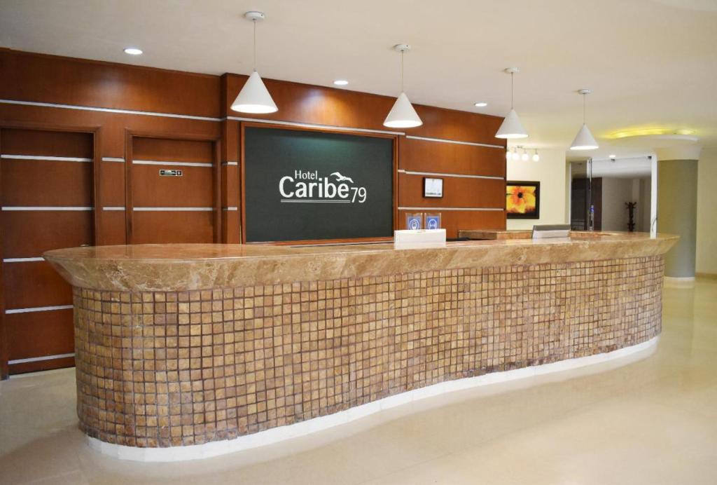 巴兰基亚Hotel Caribe 79的酒店大堂设有柜台,上面有标牌