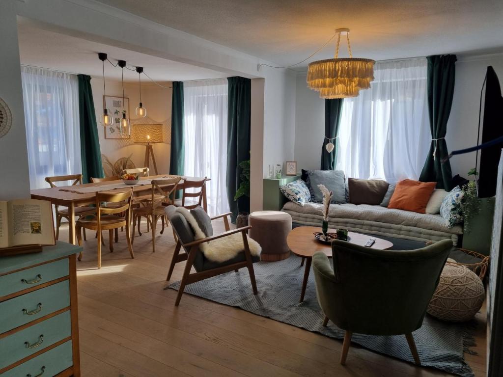 采尔马特Chalet Antoine serviced Apartments by Mirabeau的客厅配有沙发和桌子