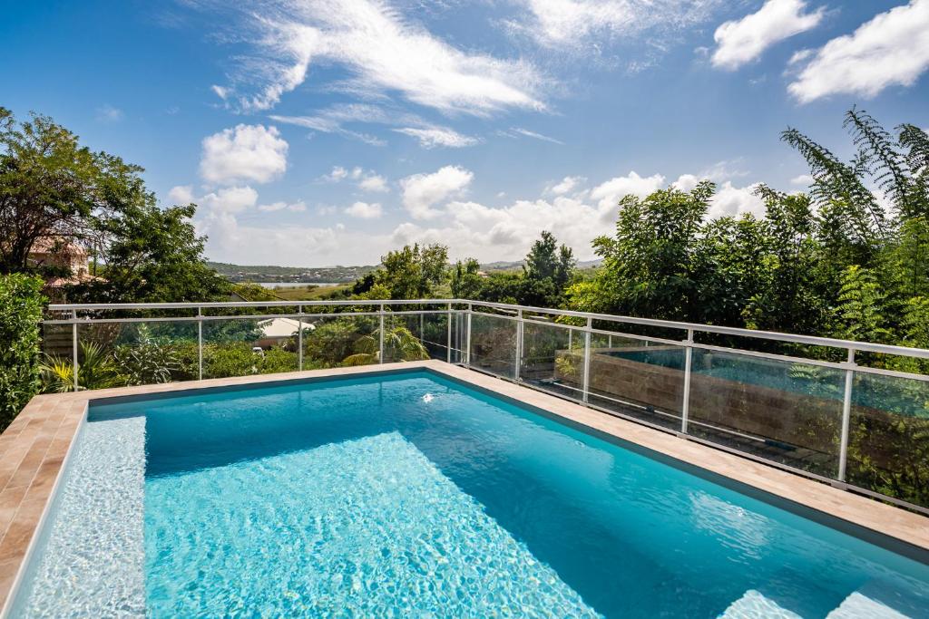 勒弗朗索瓦Villa Saint Corentin - 4 étoiles - Cap Est的房屋阳台上的游泳池