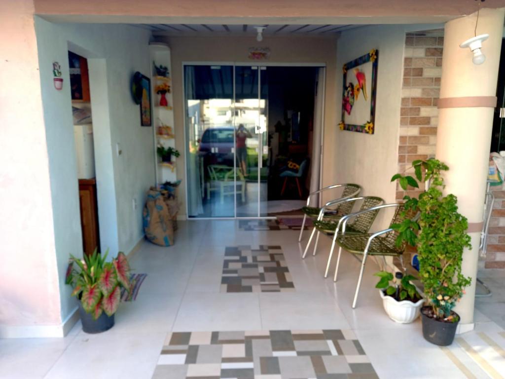 加罗帕巴Casa perto do centro的建筑里带椅子和植物的走廊