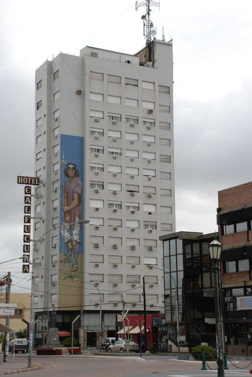 圣罗莎Calfucura Apart Hotel的白色的建筑,旁边是壁画