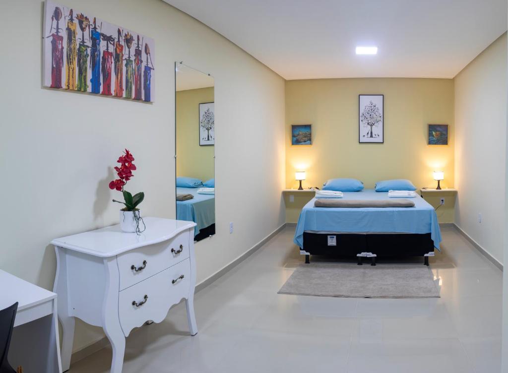 伦索伊斯Lençóis Prime Apartments的一间卧室配有两张床和镜子