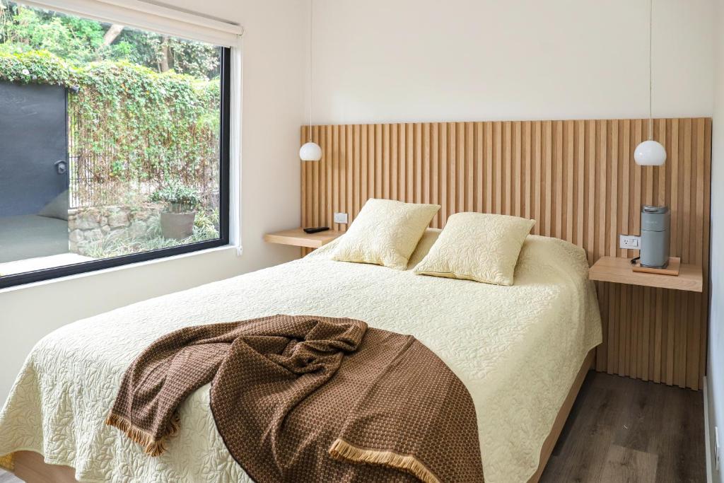 EscazúColina Inn的一间卧室设有一张大床和一个窗户。