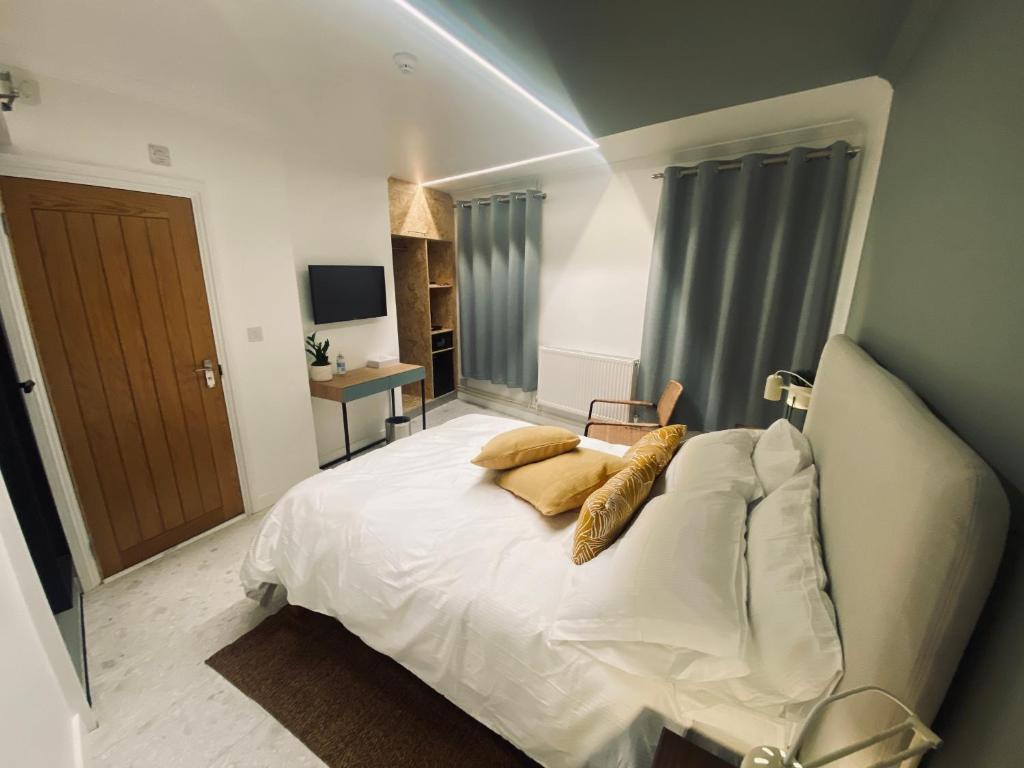 温彻斯特Station Rooms的一间卧室配有带白色床单和枕头的床。