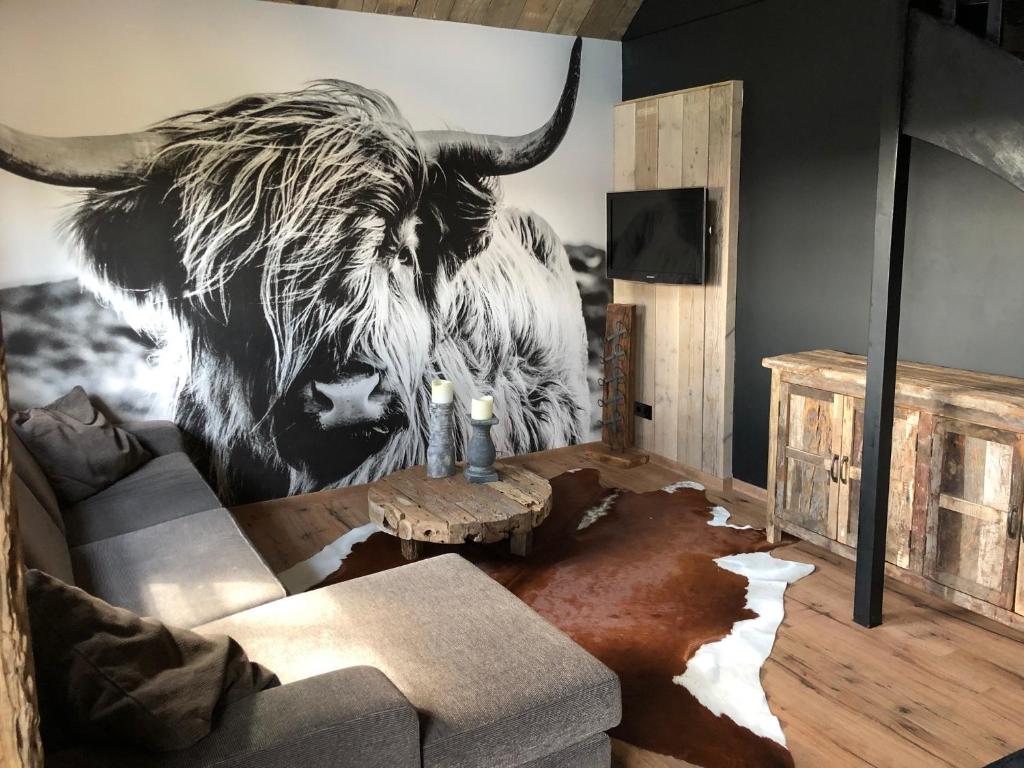 LeimuidenLogement Bilderdam的客厅墙上挂着一幅牛油画