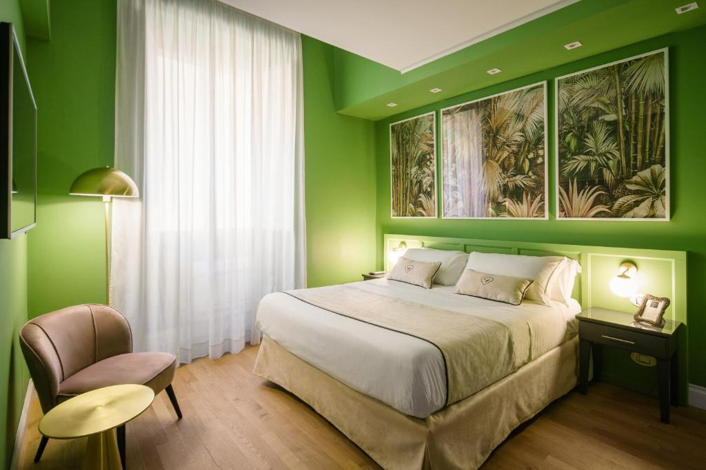 卡利亚里Birkin Porto 1870的绿色卧室配有床和椅子