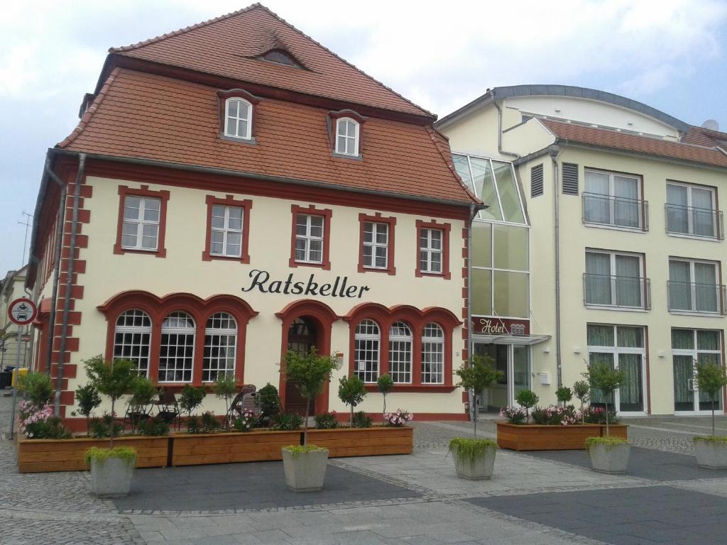 费茨肖Garni-Hotel zum alten Ratskeller的带有读取藤条的标志的建筑物
