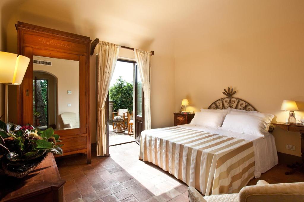 圣格雷戈廖迪卡塔尼亚拉卡鲁巴杂酒店的一间卧室设有一张床,并有通往庭院的门