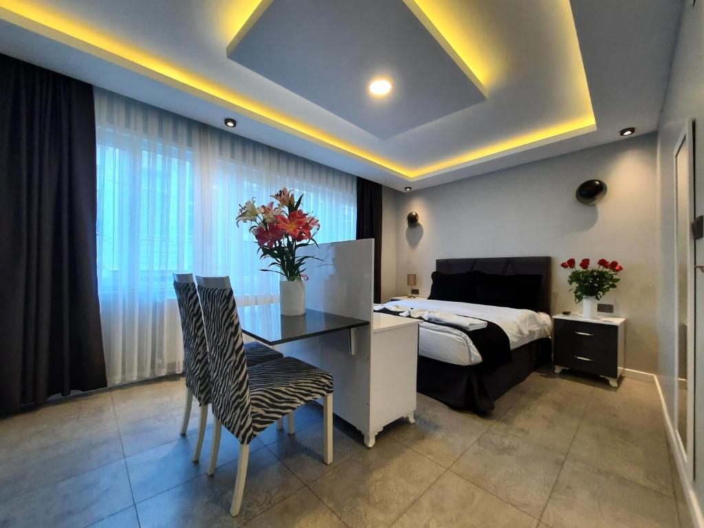 伊斯坦布尔Ararat Apart的一间卧室配有一张床和一张桌子及椅子