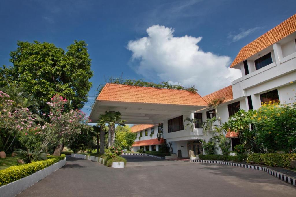 钦奈特力登钦奈酒店的学校的庭院,有建筑物