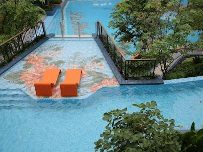 华欣Huahin mountain view room near the beach的游泳池配有两把橙色椅子