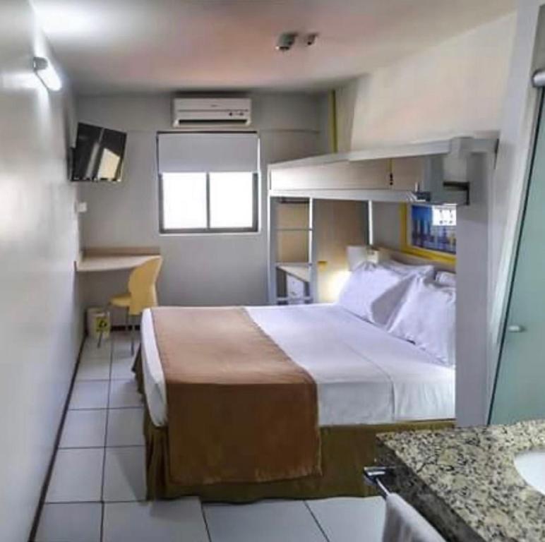 马塞约Expresso R1 Hotel Economy Suites的一间酒店客房 - 带一张床和一间浴室