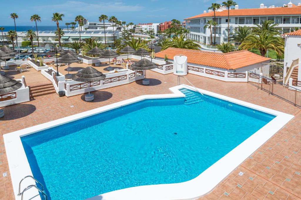 阿德耶Apartamentos El Beril Costa Adeje的享有大使馆酒店度假村的游泳池景致