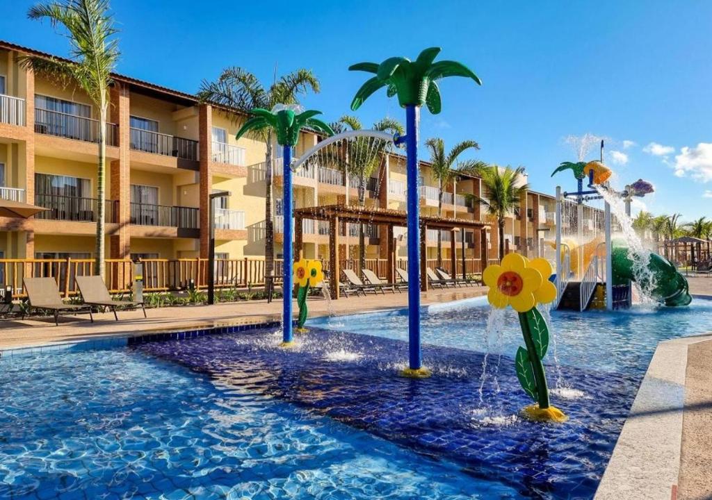 塞古罗港Ondas Praia Resort的棕榈树和喷泉度假村的游泳池