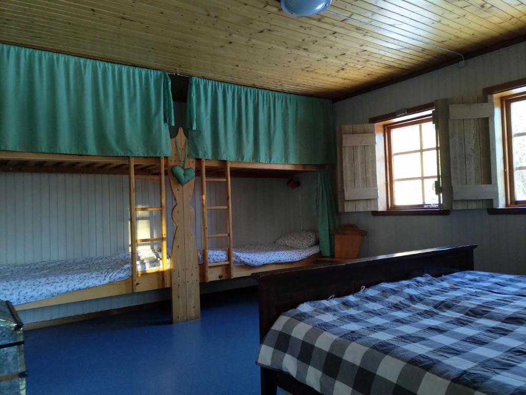 Mieps Huset Dalarna Holiday客房内的一张或多张双层床