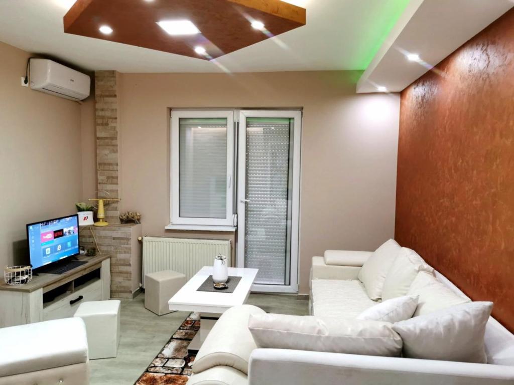 克鲁舍瓦茨Lux Apartman Krstic的客厅配有白色沙发和电视