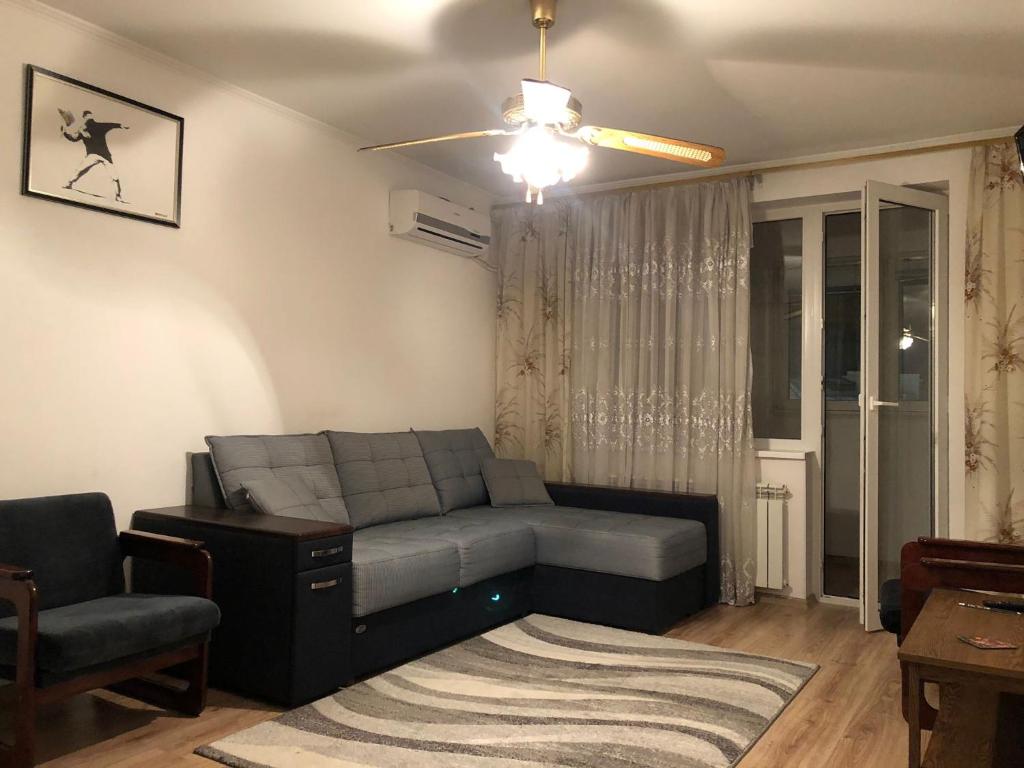 蒂拉斯波尔Clean apartment on Lunacharskogo street的客厅配有沙发和椅子