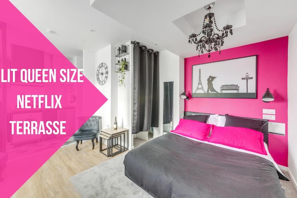 舍维伊拉吕Studio le petit baroque的粉红色的卧室配有一张带粉红色枕头的大床