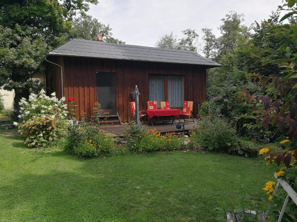 措伊伦罗达Ferienhaus Triebesgrund的院子内带桌椅的小小屋