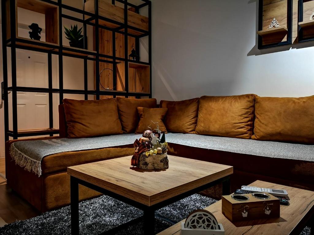 新瓦罗什Apartman Mali Raj Zlatar的带沙发和咖啡桌的客厅