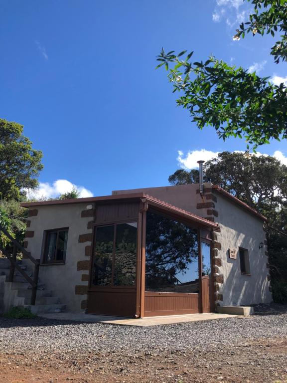 巴尔韦尔德Casas Del Monte II的一座带大型滑动玻璃门的房子