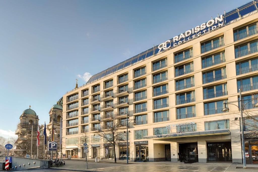 柏林Radisson Collection Hotel, Berlin的前面有标志的大建筑
