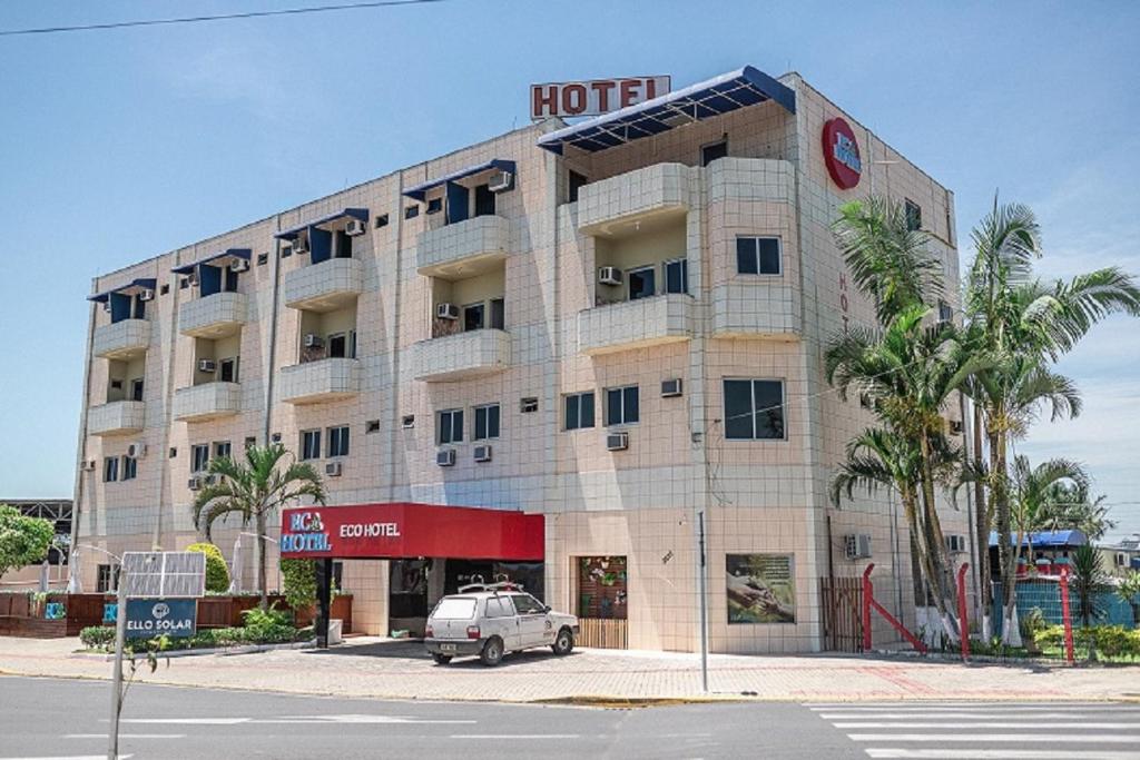 纳韦甘蒂斯Eco Hotel的前面有停车场的酒店