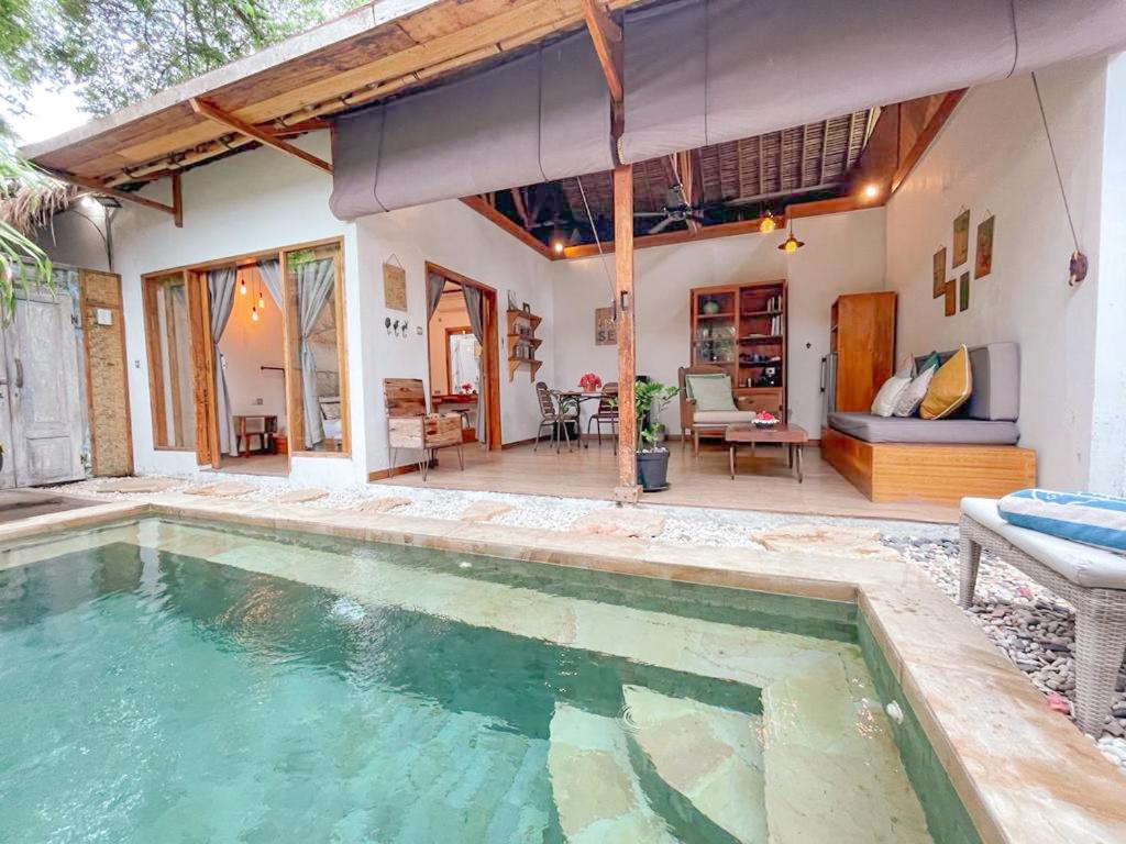 吉利阿尔Villa Casa Koko的一座带游泳池和庭院的房子