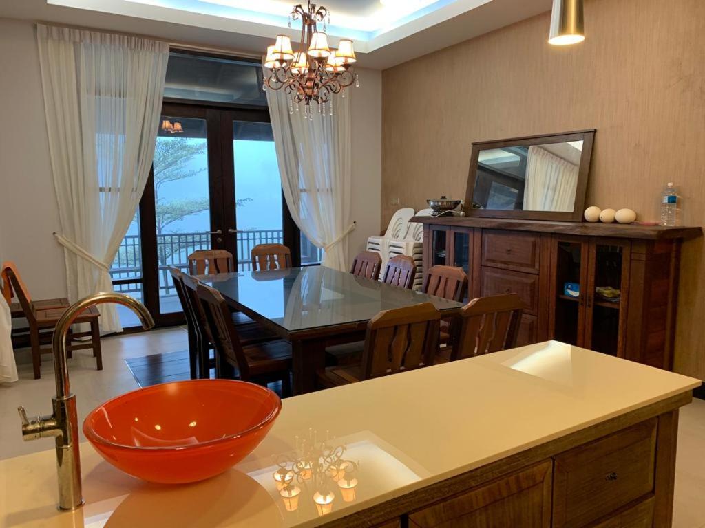 Kampong TengCA Homestay Borneo Highland的厨房以及带桌椅的用餐室。