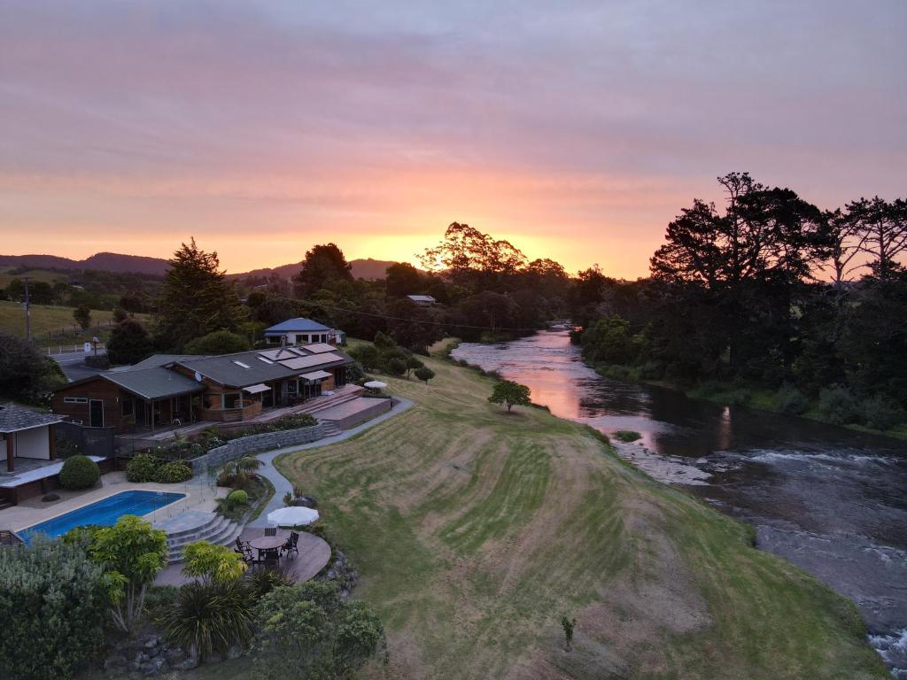 派西亚Te Awa Lodge的享有河边房屋的空中景致