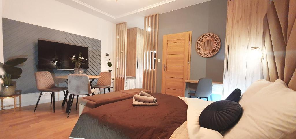 奥尔什丁DK Premium UkielPark的一间卧室设有一张床和一间用餐室