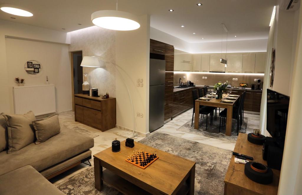 拉里萨LA Larissa Luxury Apartments Peneus的带沙发和棋盘的客厅