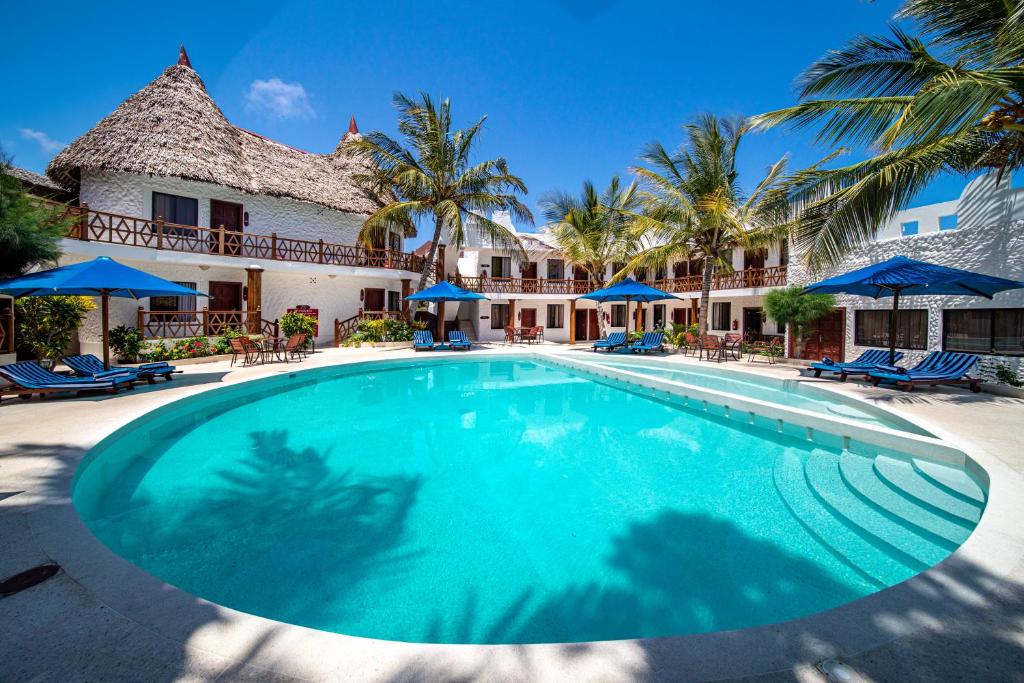 蒙巴萨PrideInn Hotel Nyali的度假村前的游泳池