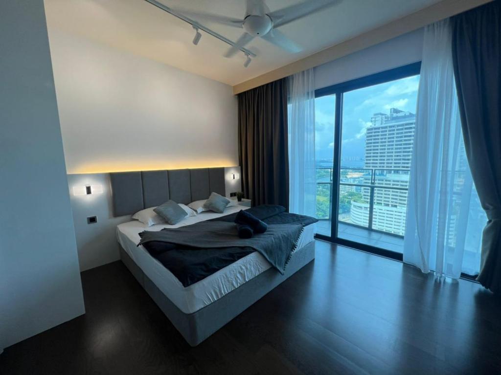 努沙再也Almas Suite Puteri Harbour-T- Legoland-JB新山- SG新加坡的一间卧室设有一张大床和一个大窗户