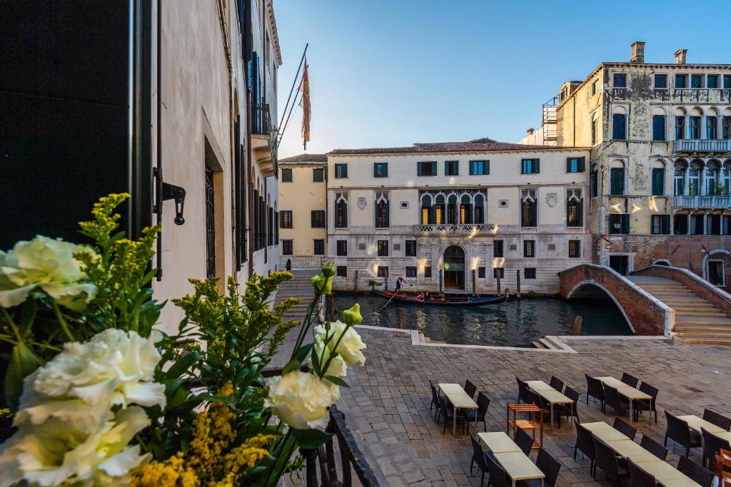 威尼斯Locanda Sant'Agostin的享有运河及建筑和船只的景色