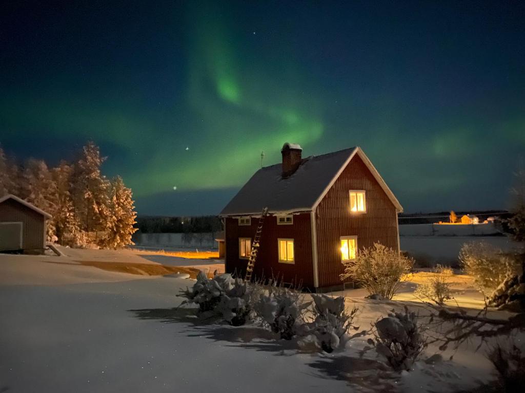 ÖverkalixCOZY Home with LAKE view-free WiFi - free SAUNA的天空中极光之家公寓