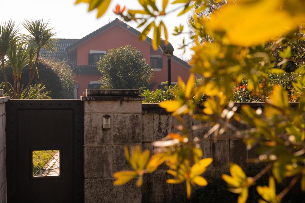 卡西诺Villa Annamaria的一座房子,设有大门和一条黄色花卉围栏