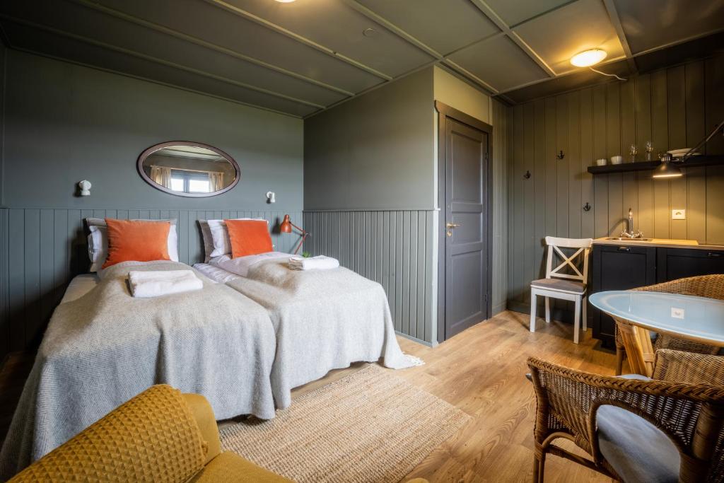 海拉Riverfront Lodge Hella的一间卧室配有一张床、一张桌子和一个水槽