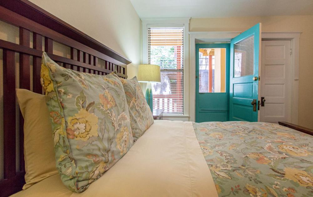 比斯比Eldorado Suites Hotel的一间卧室配有一张床和一个蓝色的门