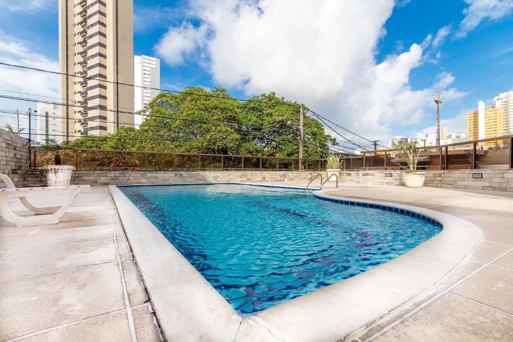 纳塔尔Apartamento Climatizado em Natal por Carpediem的一座建筑物中央的游泳池