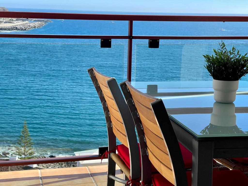 库拉海滩Su Eminencia - Luxury Apartment的一张桌子和椅子,享有海景