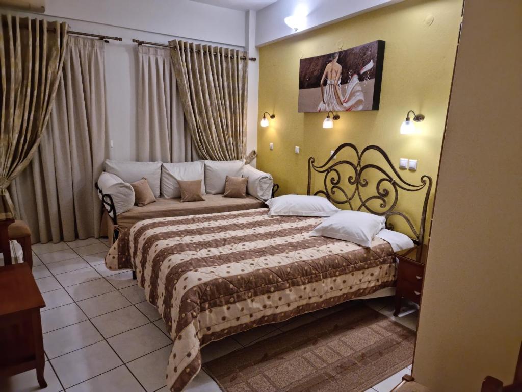 特尔斐匹托酒店的一间卧室配有一张床和一张沙发
