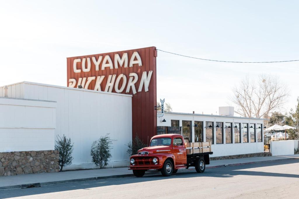 New CuyamaCuyama Buckhorn的停在大楼前的一辆红色卡车