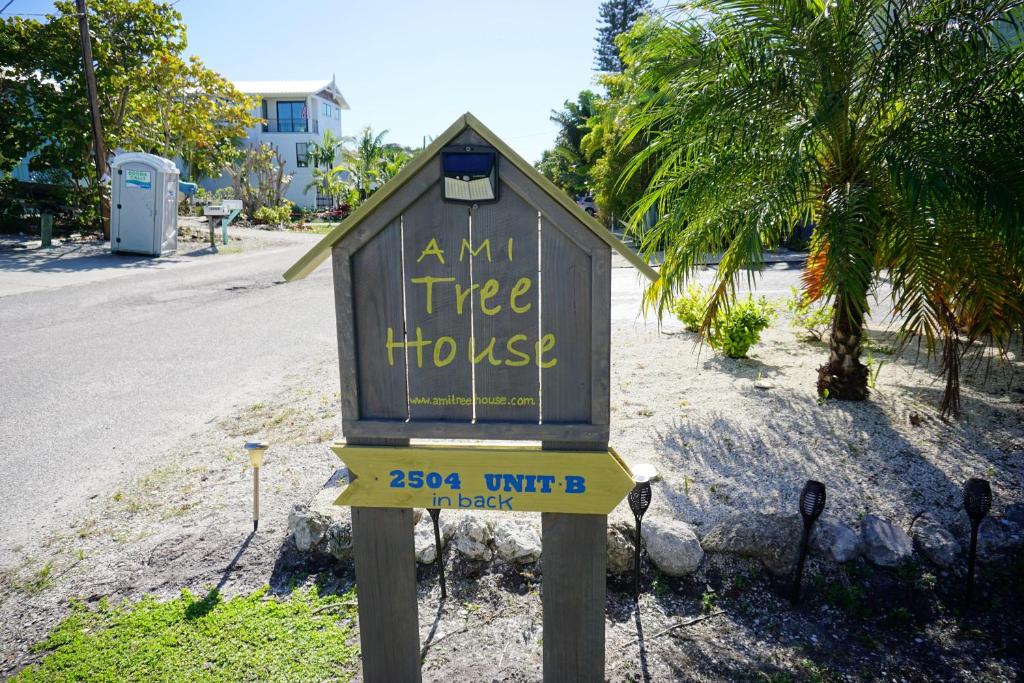 布雷登顿海滩Ami Tree House的街道边的标志