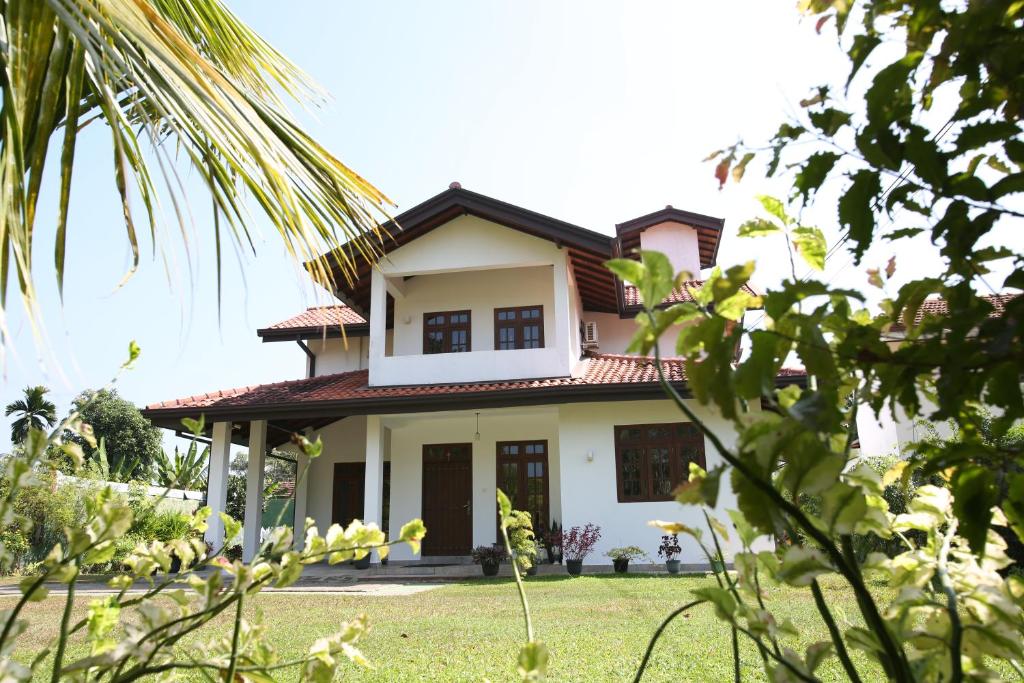 尼甘布NegomboVilla的前面有绿色草坪的房子