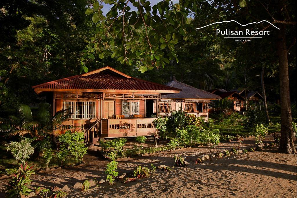 RinondoranPulisan Resort的森林中间的木屋