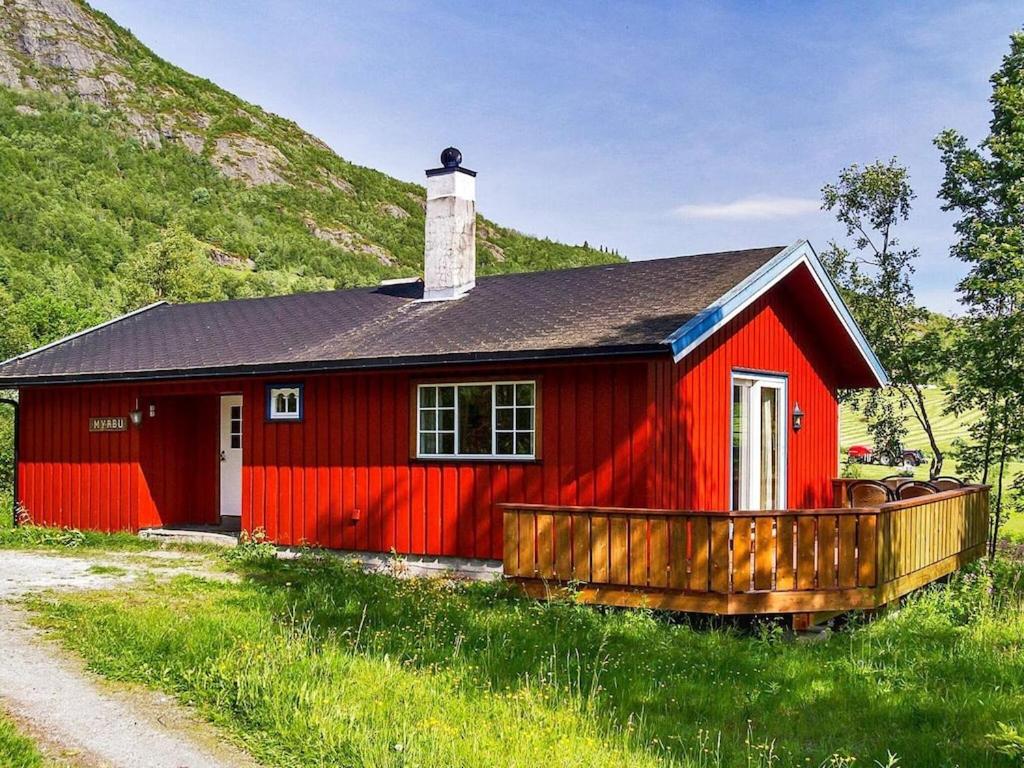 海姆瑟达尔7 person holiday home in Hemsedal的一块田野上黑色屋顶的红色房子